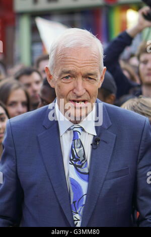 London, UK. 13. Juni 2016. Jon Snow Channel 4 News Berichterstattung an die London steht mit Orlando Mahnwache nach der Massenmorde im Pluse Gay Club in Orlando in Soho, London. Bildnachweis: Siehe Li/Alamy Live News Stockfoto