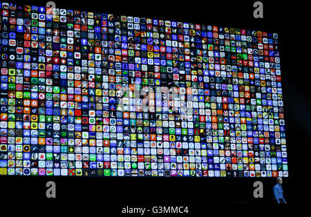 San Francisco, USA. 13. Juni 2016. Apple Inc. CEO Tim Cook hält eine Rede bei der Firma World Wide Developers Conference in San Francisco, Kalifornien, USA, 13. Juni 2016. Bildnachweis: / Xinhua/Alamy Live News Stockfoto