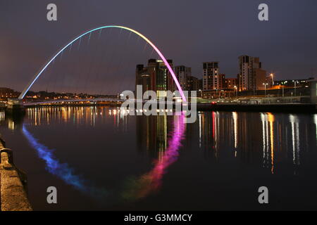 Gateshead, UK. 13. Juni 2016. Orlando, schießen, Gateshead Millennium Bridge in Regenbogenfarben beleuchtet. Bildnachweis: David Whinham/Alamy Live-Nachrichten Stockfoto