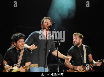 Nashville, Tennessee, USA. 17. Januar 2014. 12. Juni 2016 - Nashville, Tennessee - Brett Eldredge. 2016 CMA Music Festival nächtlichen Konzert statt auf Nissan-Stadion. Bildnachweis: Dara-Michelle Farr/AdMedia © Dara-Michelle Farr/AdMedia/ZUMA Draht/Alamy Live-Nachrichten Stockfoto