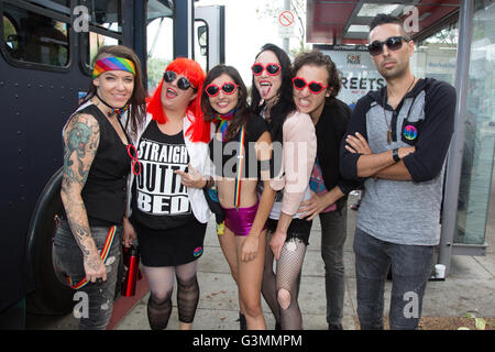 West Hollywood, Kalifornien, USA. 12. Juni 2016.  Los Angeles-Pride-Festival-Teilnehmer nehmen einen Moment, für ein Foto zu posieren. Stockfoto