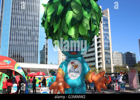 Sao Paulo, Brasilien. 12. Juni 2016. Eine riesige Hüpfburg "Tom", eines der Maskottchen der Olympischen Spiele in Rio, ist während einer Ausstellung von den Olympischen Spielen von Rio 2016 in Sao Paulo, Brasilien, am 12. Juni 2016 errichtet. Laut Lokalpresse eröffnete die Ausstellung hier am Sonntag im Rahmen seiner Tour der 45 Städte in Brasilien, die 5. August dauern wird als die Olympischen Spiele in Rio startet. © Rahel Patras/Xinhua/Alamy Live-Nachrichten Stockfoto