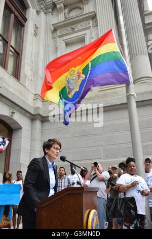 Philadelphia, Pennsylvania, USA. 13. Juni 2016. NELLIE FITZPATRICK Direktor Philadelphia LGTB IZ bei der 13. Juni 2016-Mahnwache für die Opfer des Massakers Orlando FL. Nachtclub in Philadelphia, Pennsylvania. Bildnachweis: Bastiaan Slabbers/ZUMA Draht/Alamy Live-Nachrichten Stockfoto