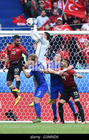 Danijel Subašić (Kroatien) Arda Turan (Türkei) Ivan Strinic (Kroatien) Domagoj Vida (Kroatien) Mehmet Topal (Türkei); 12. Juni 2016 - Fußball: Uefa Euro Frankreich 2016, Gruppe D, Türkei 0-1 Kroatien, im Stade Parc des Princes, Paris, Frankreich. © Aicfoto/AFLO/Alamy Live-Nachrichten Stockfoto