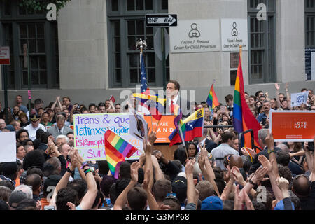 New York, USA. 13. Juni 2016. NY Gouverneur Andrew Cuomo befasst sich mit die Vigilie. Tausenden verpackt Straßen in Greenwich Village, die LGBT-Opfer des Massakers Orlando in einem Kerzenlicht-Mahnwache zu huldigen. Bildnachweis: M. Stan Reaves/Alamy Live-Nachrichten Stockfoto
