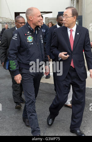 New York, New York, USA. 13. Juni 2016. UN-Generalsekretär Ban Ki-Moon, pilot Bertrand Piccard während Generalsekretär besuchen Solar Impulse Flugzeug am Flughafen JFK Credit: Lev Radin/Alamy Live-Nachrichten Stockfoto