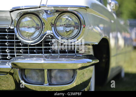 Westbury, New York, USA. 12. Juni 2016.  Doppelscheinwerfer Chrom und Lauflicht in enger, gelten classic1960 weißen Cadillac-Limousine auf Anzeige an der Antik und Sammler Auto Show bei der 50. jährlichen Frühjahr treffen in Old Westbury Gardens, in der Gold Coast von Long Island und gesponsert von Greater New York Region, GNYR, Antique Automobile Club of America, AACA. Teilnehmenden Fahrzeuge in der beurteilt Show enthalten Hunderte von inländischen und ausländischen, antike, klassische, Sammler und moderne Autos. Stockfoto