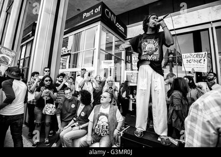 Hollywood, Kalifornien, USA. 3. April 2016. Anhänger des demokratischen Präsidentschaftskandidaten BERNIE SANDERS inszenieren eine Demonstration vor dem CNN-Hauptquartier. Sie behaupten, dass ihr Kandidat nicht gleich Abdeckung auf CNN oder andere Netzwerk-Nachrichten-Fernsehsender. 3. April 2016. Hollywood, Kalifornien © Gabriel Romero/ZUMA Draht/Alamy Live-Nachrichten Stockfoto