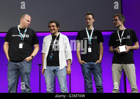 San Francisco, USA. 13. Juni 2016. Vertreter von Unternehmen mit Sitz in München Algoriddim GmbH erhalten den Apple Design Award für die iPad-app "Djay Pro" in San Francisco, USA, 13. Juni 2016. Foto: Christoph Dernbach/Dpa - NO-Draht-SERVICE-/ Dpa/Alamy Live News Stockfoto