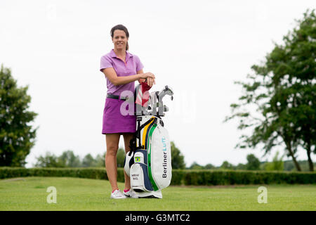 Miriam Nagl Golfspieler trainiert auf dem Golfplatz Stolper Heide in Stolpe, Deutschland, 12. Juni 2016. Foto: KLAUS-DIETMAR GABBERT/dpa Stockfoto