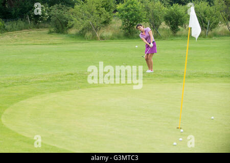 Miriam Nagl Golfspieler trainiert auf dem Golfplatz Stolper Heide in Stolpe, Deutschland, 12. Juni 2016. Foto: KLAUS-DIETMAR GABBERT/dpa Stockfoto