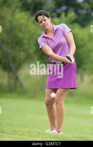 Miriam Nagl Golfspieler trainiert auf dem Golfplatz Stolper Heide in Stolpe, Deutschland, 12. Juni 2016. Foto: KLAUS-DIETMAR GABBERT/dpa Stockfoto