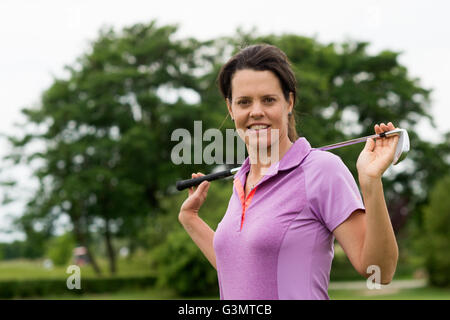 Miriam Nagl Golfspieler trainiert auf dem Golfplatz Stolper Heide in Stolpe, Deutschland, 12. Juni 2016. Foto: KLAUS-DIETMAR GABBERT/dpa Stockfoto