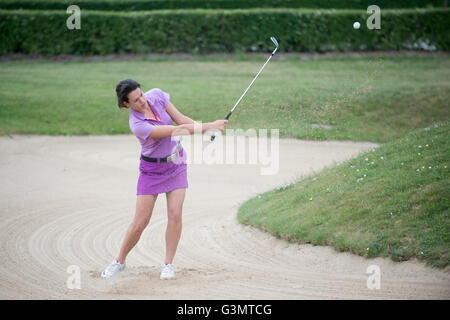 Miriam Nagl Golfspieler trainiert auf dem Golfplatz Stolper Heide in Stolpe, Deutschland, 12. Juni 2016. Foto: KLAUS-DIETMAR GABBERT/dpa Stockfoto