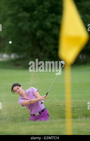 Miriam Nagl Golfspieler trainiert auf dem Golfplatz Stolper Heide in Stolpe, Deutschland, 12. Juni 2016. Foto: KLAUS-DIETMAR GABBERT/dpa Stockfoto