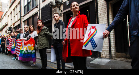 Manchester, UK 13. Juni 2016 Menschen in Manchester zeigen ihre Unterstützung für die Opfer der Orlando Erschießungen durch die Bildung einer Menschenkette rund um Gebäude im Herzen des schwulen Quartier im Zentrum Stadt. Bildnachweis: Graham Hardy/Alamy Live-Nachrichten Stockfoto