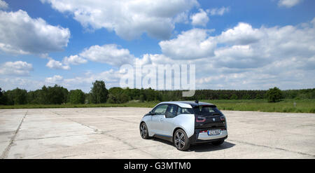 Einen elektrisch angetriebenen BMW i3 auf einer Straße in der Nähe von Brandis (Sachsen), Deutschland, 20 Mai 2016. Das Fahrzeug ist mit einem 125 Kilowatt-Elektromotor und optional auch mit Range Extender angetrieben. Foto: Jan Woitas/dpa Stockfoto