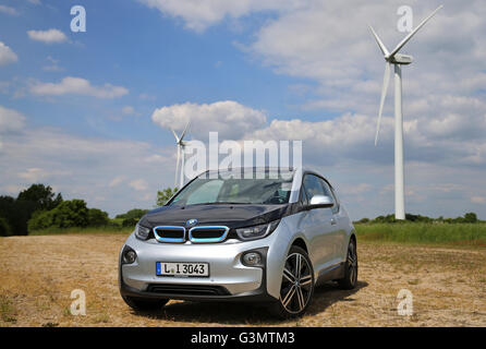 Einen elektrisch angetriebenen BMW i3 in der Nähe von Brandis (Sachsen), Deutschland, 20 Mai 2016. Das Fahrzeug ist mit einem 125 Kilowatt-Elektromotor und optional auch mit Range Extender angetrieben. Foto: Jan Woitas/dpa Stockfoto