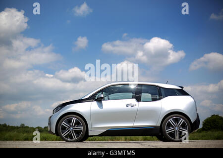 Einen elektrisch angetriebenen BMW i3 in der Nähe von Brandis (Sachsen), Deutschland, 20 Mai 2016. Das Fahrzeug ist mit einem 125 Kilowatt-Elektromotor und optional auch mit Range Extender angetrieben. Foto: Jan Woitas/dpa Stockfoto