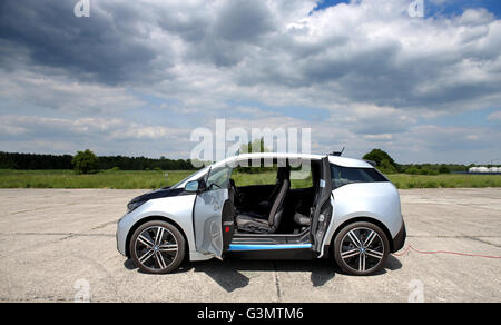 Einen elektrisch angetriebenen BMW i3 mit offenen Türen in der Nähe von Brandis (Sachsen), Deutschland, 20. Mai 2016. Das Fahrzeug ist mit einem 125 Kilowatt-Elektromotor und optional auch mit Range Extender angetrieben. Foto: Jan Woitas/dpa Stockfoto