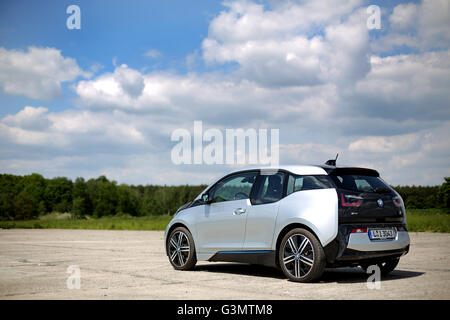 Einen elektrisch angetriebenen BMW i3 in der Nähe von Brandis (Sachsen), Deutschland, 20 Mai 2016. Das Fahrzeug ist mit einem 125 Kilowatt-Elektromotor und optional auch mit Range Extender angetrieben. Foto: Jan Woitas/dpa Stockfoto