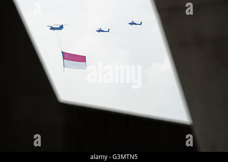 Singapur. 14. Juni 2016. Ein Republik der Singapur Luftwaffe (RSAF) CH-47 Chinook-Hubschrauber hängen die Nationalflagge Singapur fliegen in Formation mit zwei RSAF AH-64 Apache Hubschrauber während einer Praxis für Feierlichkeiten zum Nationalfeiertag am Südhimmel von Singapur am 14. Juni 2016. Singapur wird den Nationalfeiertag am 9. August feiern. Bildnachweis: Dann Chih Wey/Xinhua/Alamy Live News Stockfoto