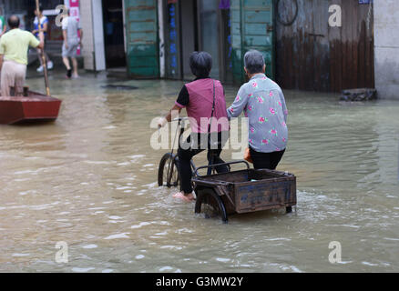 Yongzhou, Chinas Hunan Provinz. 14. Juni 2016. Menschen fahren auf einer aufgeweichten Straße in Daoxian County von Yongzhou, Zentral-China Provinz Hunan, 14. Juni 2016. Starker Dauerregen fegte vor kurzem Teile der Provinz Hunan. Sintflutartige Regenfälle getroffen nach dem National Meteorological Center Hunan, Jiangxi und Zhejiang von Dienstag bis Donnerstag. Bildnachweis: He Hongfu/Xinhua/Alamy Live-Nachrichten Stockfoto