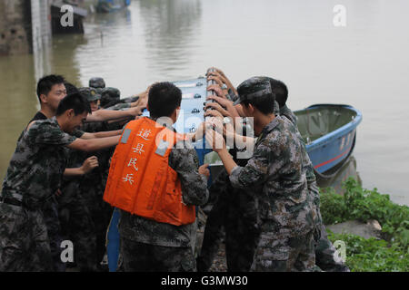 Yongzhou, Chinas Hunan Provinz. 14. Juni 2016. Miliz-Soldaten tragen ein Rettungsboot in Daoxian County von Yongzhou, Zentral-China Provinz Hunan, 14. Juni 2016. Starker Dauerregen fegte vor kurzem Teile der Provinz Hunan. Sintflutartige Regenfälle getroffen nach dem National Meteorological Center Hunan, Jiangxi und Zhejiang von Dienstag bis Donnerstag. Bildnachweis: He Hongfu/Xinhua/Alamy Live-Nachrichten Stockfoto