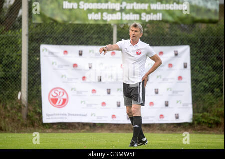 Donaustauf, Deutschland. 13. Juni 2016. Der ehemalige Weltmeister im Fußball und ehemalige Kehrmaschine mit FC Bayern München, Klaus Augenthaler, steht im Feld SV Donaustauf in Donaustauf, Deutschland, 13. Juni 2016. Augenthaler ist der neue Cheftrainer des SV Donaustauf. Für die neue Saison wird er das sechste Division Team Kick-off Training führen. Foto: AEMIN WEIGEL/Dpa/Alamy Live News Stockfoto