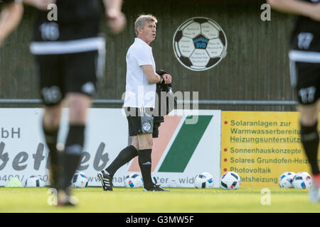 Donaustauf, Deutschland. 13. Juni 2016. Der ehemalige Weltmeister im Fußball und ehemalige Kehrmaschine mit FC Bayern München, Klaus Augenthaler, Spaziergänge auf den SV Donaustauf Feld in Donaustauf, Deutschland, 13. Juni 2016. Augenthaler ist der neue Cheftrainer des SV Donaustauf. Für die neue Saison wird er das sechste Division Team Kick-off Training führen. Foto: AEMIN WEIGEL/Dpa/Alamy Live News Stockfoto