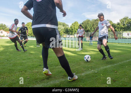 Donaustauf, Deutschland. 13. Juni 2016. Der ehemalige Weltmeister im Fußball, Klaus Augenthaler (R), spielt Fußball mit dem Team auf dem Feld SV Donaustauf in Donaustauf, Deutschland, 13. Juni 2016. Augenthaler ist der neue Cheftrainer des SV Donaustauf. Für die neue Saison wird er das sechste Division Team Kick-off Training führen. Foto: AEMIN WEIGEL/Dpa/Alamy Live News Stockfoto