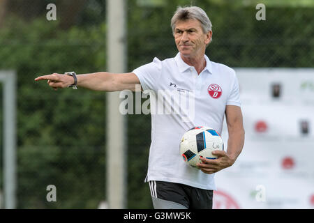 Donaustauf, Deutschland. 13. Juni 2016. Der ehemalige Weltmeister im Fußball und ehemalige Kehrmaschine mit FC Bayern München, Klaus Augenthaler, steht im Feld SV Donaustauf in Donaustauf, Deutschland, 13. Juni 2016. Augenthaler ist der neue Cheftrainer des SV Donaustauf. Für die neue Saison wird er das sechste Division Team Kick-off Training führen. Foto: AEMIN WEIGEL/Dpa/Alamy Live News Stockfoto