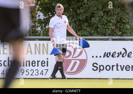 Donaustauf, Deutschland. 13. Juni 2016. Der ehemalige Weltmeister im Fußball und ehemalige Kehrmaschine mit FC Bayern München, Klaus Augenthaler, Spaziergänge auf den SV Donaustauf Feld in Donaustauf, Deutschland, 13. Juni 2016. Augenthaler ist der neue Cheftrainer des SV Donaustauf. Für die neue Saison wird er das sechste Division Team Kick-off Training führen. Foto: AEMIN WEIGEL/Dpa/Alamy Live News Stockfoto