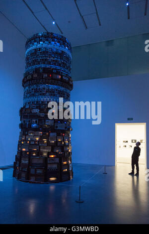 London, UK. 14. Juni 2016. Ein Tate-Mitarbeiter schaut Babel, 2001, von Cildo Meireles, im Kesselhaus (Altbau). Presse-Preview der neuen Tate Modern für die Öffentlichkeit an diesem Wochenende öffnet. Bildnachweis: Ukartpics/Alamy Live-Nachrichten Stockfoto