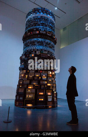 London, UK. 14. Juni 2016. Ein Tate-Mitarbeiter schaut Babel, 2001, von Cildo Meireles, im Kesselhaus (Altbau). Presse-Preview der neuen Tate Modern für die Öffentlichkeit an diesem Wochenende öffnet. Bildnachweis: Ukartpics/Alamy Live-Nachrichten Stockfoto