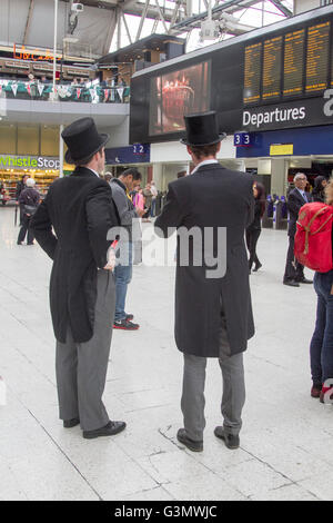 London, UK. 14. Juni 2016. Racegoers auf die vom Bahnhof London Waterloo auf Tag 1 des Royal Ascot Kredit Reise vorbereiten: Amer Ghazzal/Alamy Live-Nachrichten Stockfoto