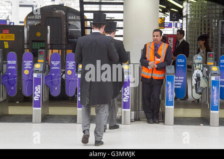 London, UK. 14. Juni 2016. Racegoers auf die vom Bahnhof London Waterloo auf Tag 1 des Royal Ascot Kredit Reise vorbereiten: Amer Ghazzal/Alamy Live-Nachrichten Stockfoto