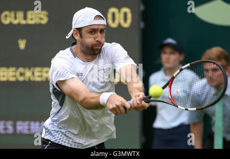 Benjamin Becker aus Deutschland in Aktion gegen Gulbis aus Lettland während des ATP-Turniers in Halle, Deutschland, 13. Juni 2016. Foto: FRISO GENTSCH/dpa Stockfoto