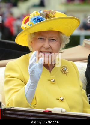 Ascot, Berkshire, UK. 14. Juni 2016. HM Königin kommt in Royal Ascot Racecourse Kredit-14. Juni 2016: John Beasley/Alamy Live News Stockfoto