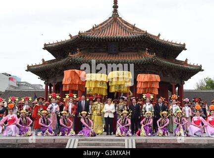 Shenyang, China Liaoning Provinz. 14. Juni 2016. Bundeskanzlerin Angela Merkel posiert für ein Gruppenfoto mit den Darstellern im Palastmuseum Shenyang in Shengyang, Hauptstadt des nordöstlichen Chinas Liaoning Provinz, 14. Juni 2016. Merkel besucht Shengyang am Dienstag. Bildnachweis: Li Gang/Xinhua/Alamy Live-Nachrichten Stockfoto