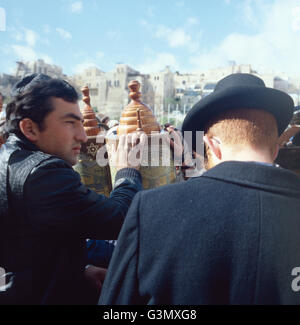 Eine Traditionelle Bar Mitzwa ein der Klagemauer in Jerusalem, Israel 1970er Jahre. Eine traditionelle Bar Mitzwa an der Klagemauer in Jerusalem, Israel der 1970er Jahre. Stockfoto