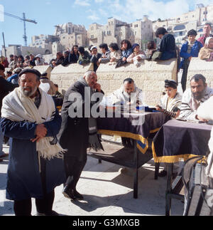 Eine Traditionelle Bar Mitzwa ein der Klagemauer in Jerusalem, Israel 1970er Jahre. Eine traditionelle Bar Mitzwa an der Klagemauer in Jerusalem, Israel der 1970er Jahre. Stockfoto