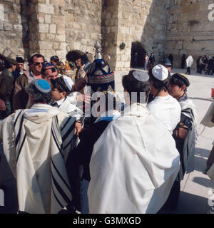 Eine Traditionelle Bar Mitzwa ein der Klagemauer in Jerusalem, Israel 1970er Jahre. Eine traditionelle Bar Mitzwa an der Klagemauer in Jerusalem, Israel der 1970er Jahre. Stockfoto