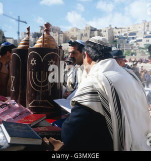 Eine Traditionelle Bar Mitzwa ein der Klagemauer in Jerusalem, Israel 1970er Jahre. Eine traditionelle Bar Mitzwa an der Klagemauer in Jerusalem, Israel der 1970er Jahre. Stockfoto