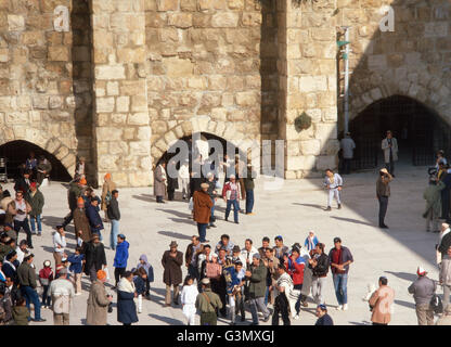 Eine Traditionelle Bar Mitzwa ein der Klagemauer in Jerusalem, Israel 1970er Jahre. Eine traditionelle Bar Mitzwa an der Klagemauer in Jerusalem, Israel der 1970er Jahre. Stockfoto