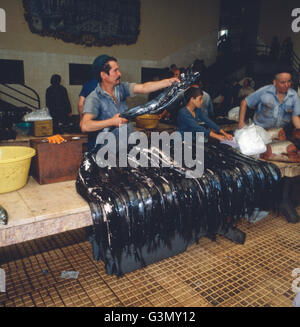 Ein Besuch des Mercado Dos Lavradores in Funchal, Madeira, Portugal 1980. Besuch des Mercado Dos Lavradores in Funchal, Madeira, Portugal 1980. Stockfoto