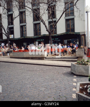 Besuch in Einem Straßencafé von Funchal, Madeira, Portugal 1980. Besuch von einem Straßencafé von Funchal, Madeira, Portugal 1980. Stockfoto