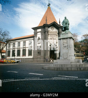 Das Denkmal von João Gonçalves Zarco Vor der Banco de Portugal in Funchal, Madeira, Portugal 1980. Das Denkmal von João Gonçalves Zarco vor der Banco de Portugal, Funchal, Madeira, Portugal 1980. Stockfoto