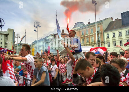 ZAGREB, Kroatien - Juni 12 kroatische Fußball-Fans auf der Ban-Jelacic-Platz, beobachtete EURO 2016 Türkei Vs Kroatien entsprechen Stockfoto