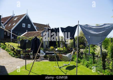 Alte Fischerei grüne Ferienhäuser auf der Insel Marken-Niederlande Stockfoto